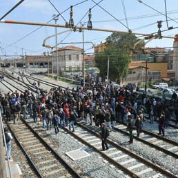 La Francia blocca i treni dall'Italia, proteste al confine. Nella foto il tabellone elettronico alla stazione di Ventimiglia mostra il blocco dei treni diretti in Francia come misura temporanea per ragioni di ordine pubblico motivata a causa di una manifestazione pro-migranti davanti la stazione (Ansa)