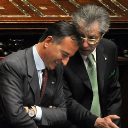 Frattini e Bossi durante la mozione. 4 maggio 2011 (AFP)