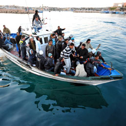 Giunti a Lampedusa altri due barconi con oltre 400 migranti. (Ansa)