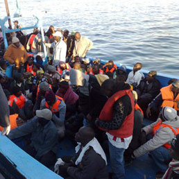 Sbarchi a Lampedusa (Epa)