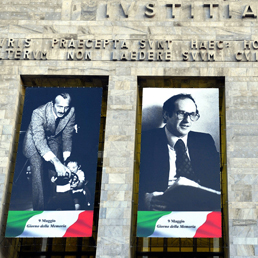 Gigantografie di Ambrosoli, Alessandrini e Galli, vittime del terrorismo, sulla facciata del palazzo di giustizia, per la giornata della memoria delle vittime del terrorismo (Fotogramma)