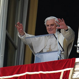 Papa Benedetto XVI durante il Regina Coeli oggi 15 maggio 2011 in Vaticano (Ansa)