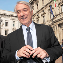 Pisapia torna in piazza: butteranno ancora fango su di me. Calise: i grillini non voteranno Moratti