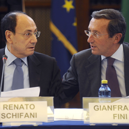 Renato Schifani con Gianfranco Fini (Ansa)