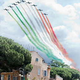 Tricolori durante le celebrazioni dell'anniversario dell'Unita' d'Italia (Ansa)