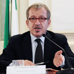Maroni: le proiezioni dicono che il quorum ci sarà. Si vota fino alle 15. In Calabria l'affluenza più bassa.
