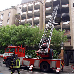 Omicidio colposo per legale rappresentante e direttore dell'hotel che non predispongono un piano di emergenza in caso di incendio. Nella foto l'Hotel Parco dei Principi, nel cuore del quartiere Parioli, a Roma, che fu parzialmente distrutto da un incendio il 1° maggio del 2004, nel quale morirono tre persone (Ansa)