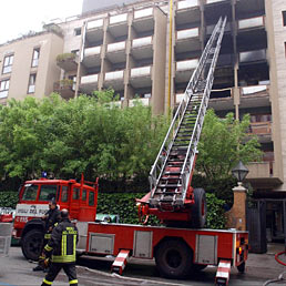 Omicidio colposo per legale rappresentante e direttore dell'hotel che non predispongono un piano di emergenza in caso di incendio. Nella foto l'Hotel Parco dei Principi, nel cuore del quartiere Parioli, a Roma, che fu parzialmente distrutto da un incendio il 1 maggio del 2004, nel quale morirono tre persone (Ansa)