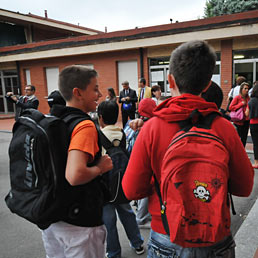 Ungaretti; amore, odio, passione; il Novecento; Siamo quello che mangiamo? e Andy Warhol: ecco i temi della maturità 2011 (Fotogramma)