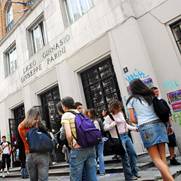 A scuola suona l'ultima campanella dell'anno. Scoglio maturità per 504mila studenti (Fotogramma)