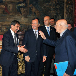 Il Presidente della Repubblica Giorgio Napolitano saluta i ministri durante il Consiglio supremo di Difesa tenutosi il 6 luglio 2011