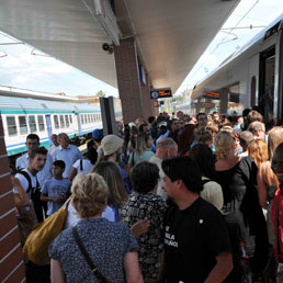 Il caos alla stazione ferroviaria di Orte per i ritardi dei treni causati dall'incendio della stazione di Roma Tiburtina (Ansa)