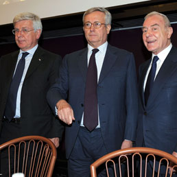 Da sinistra, Il ministro dello Sviluppo Economico, Paolo Romani, Il ministro dell'Economia, Giulio Tremonti e il sottosegretario Gianni Letta (Ansa)