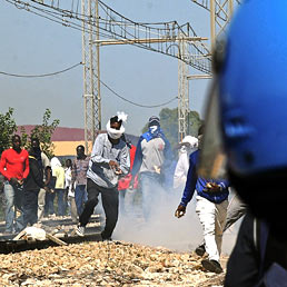 Immigrazione: chiesta convalida 28 arresti per scontri al Cara di Bari (AFP Photo)