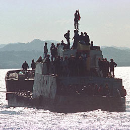Il "vlora" e l'invasione degli albanesi. Nella foto un'imbarcazione carica di profughi provenienti dall'Albania (Ansa)