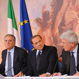 Maurizio Sacconi, Silvio Berlusconi e Paolo Romani durante la conferenza stampa (Imagoeconomica)