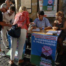 Mentre il referendum sta per tagliare il traguardo, il Pdl studia una modifica della legge elettorale. La Lega frena