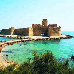 Dismissioni: patrimonio pubblico vale 1.800 miliardi. Tremonti: al via riforma per ridurre il debito. Nella foto Faro Capo Rizzuto, a Crotone