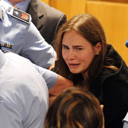Pianto liberatorio di Amanda Knox dopo la lettura della sentenza (EPA)