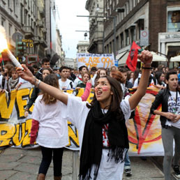 Manifestazione degli studenti contro crisi e banche (Fotogramma)