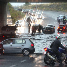 Nubifragio A Roma: Strade Allagate, Traffico In Tilt. Un Uomo Annegato ...