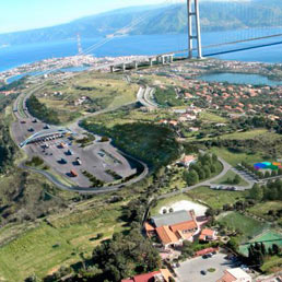 Una elaborazione grafica del progetto definitivo del ponte sullo Stretto di Messina. (Ansa)