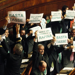 Protesta tra i banchi della Lega durante l'intervento del Presidente del Consiglio Mario Monti in aula del Senato (Ansa)