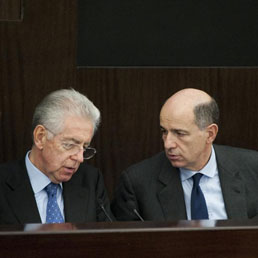 Mario Monti con Corrado Passera (Ansa)