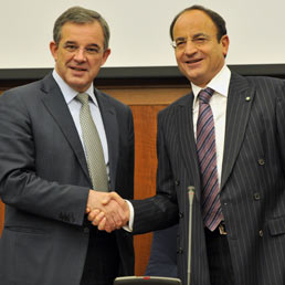 Mario Caccia stringe la mano al ministro dei trasporti francese, Thierry Mariani (Afp)