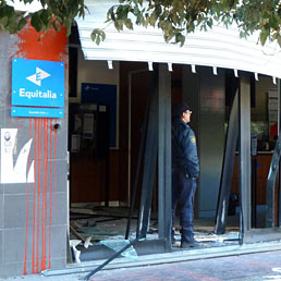 Equitalia ancora nel mirino, a Foggia esplode un ordigno. Nella foto l'ingresso dell'agenzia devastato dall'esplosione (Ansa)