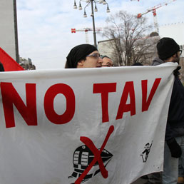 Il movimento No-Tav scende in piazza (Ansa)