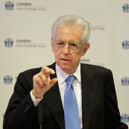 Mario Monti durante la conferenza stampa al London Stock Exchange (Ap)