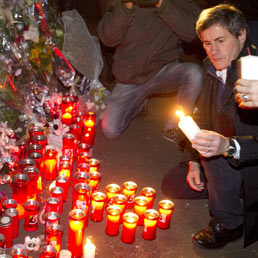 Ricercati in tutta Italia due nordafricani. E alcuni tour operator cinesi bloccano le partenze verso l'Italia. Nella foto il sindaco Gianni Alemanno che ieri si è recato a Torpignattara sul luogo dell'omicidio (Ansa)