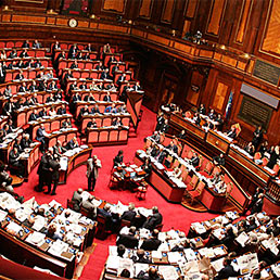 Ai dipendenti del Senato anche la sedicesima. Nella foto l'Aula di Palazzo Madama (Ansa)