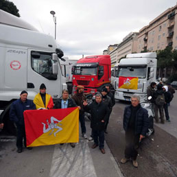 Un presidio degli autotrasportatori a Palermo (Ansa)