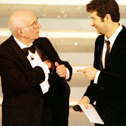 Dulbecco e Fazio insieme a Sanremo nel 1999 (Ansa)