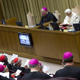 Papa Benedetto XVI durante l'incontro di ieri con i cardinali per la celebrazione dell'Ora Terza nell'Aula Nuova del Sindodo (Ansa)