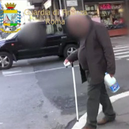 Roma, Gdf scopre finto cieco che passeggia senza accompagnamento