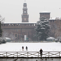 Il castello Sforzesco spolverato di neve a Milano (Ap)