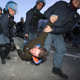 Il militante No Tav comparso ieri in un video mentre insulta un carabiniere, viene portato via da agenti di polizia a Chianocco, durante lo sgombero di un blocco sulla A 32. 29 febbraio 2012 (ANSA/TONINO DI MARCO)
