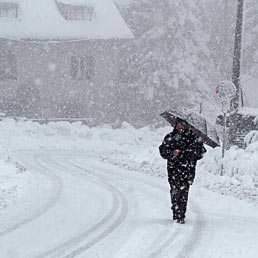 Un uomo sotto la neve alle porte di Pofi (Frosinone) (Ansa)