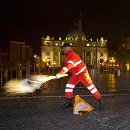 A Roma i primi fiocchi di neve: scuole e uffici chiusi e catene a bordo. Nella foto uomini della Protezione Civile spargono il sale in via della Conciliazione (Ansa)