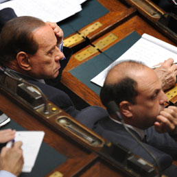 Alfano si smarca: sì alla fiducia. Berlusconi: il Pdl voti no. Il premier respinge le dimissioni dei ministri Pdl. Colle: sbocco non precario - Videoanalisi