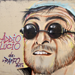 Murales in onore di Lucio Dalla, realizzato dal writer Raffo su muro a Napoli (Olycom)