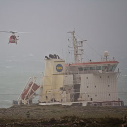 Nella foto la petroliera incagliata (Foto di Alessandro Castelli)