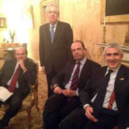 La foto con Bersani, Monti, Alfano e Casini postata sul profilo Twitter del leader Udc (Ansa)