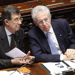 Il ministro per i Rapporti con il Parlamento, Piero Giarda con il presidente del Consiglio, Mario Monti (Ansa)