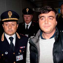 Lavitola rientrato a Fiumicino: «Non ne potevo più della latitanza». La Polizia lo arresta. Prossima tappa il carcere di Poggioreale. Nella foto Valter Lavitola all'arrivo a Fiumicino. (Ansa)