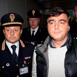 Lavitola rientrato a Fiumicino: Non ne potevo pi della latitanza. La Polizia lo arresta. Prossima tappa il carcere di Poggioreale. Nella foto Valter Lavitola all'arrivo a Fiumicino. (Ansa)