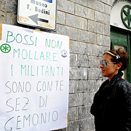 Un cartellone di sostegno a Umberto Bossi esposto davanti all'ingresso della sede della Lega Nord a Gemonio (Va)